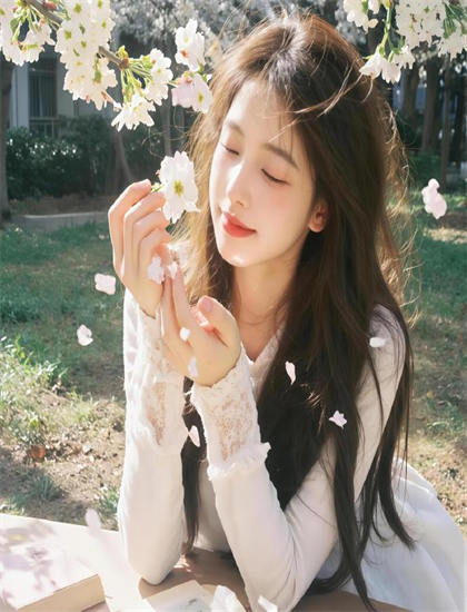 《焊花燃尽处,新途绽芳华》场景布置分析：环境设计与主题呼应探讨